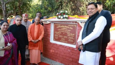 Photo of योगी आदित्यनाथ और पुष्कर सिंह धामी ने ठांगर स्कूल और पंचुर बारात घर का किया लोकार्पण