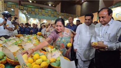 Photo of राजधानी दिल्ली में लगी है आमों की प्रदर्शनी मुख्यमंत्री रेखा गुप्ता ने भी लिया आम का स्वाद !