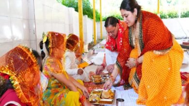 Photo of देहरादून में महानवमी पर CM पुष्कर सिंह धामी ने किया हवन-पूजन, नौ कन्याओं की पूजा कर लिया आशीर्वाद